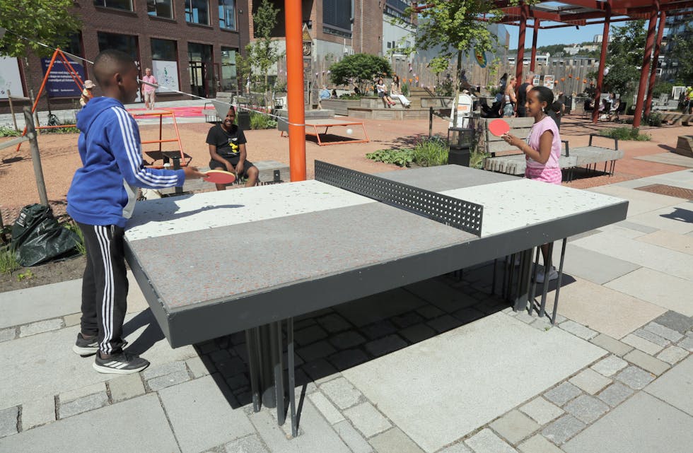 POPULÆR AKTIVITET: Bordtennisbordet på Vollebekk Torg brukes flittig også i det daglige.