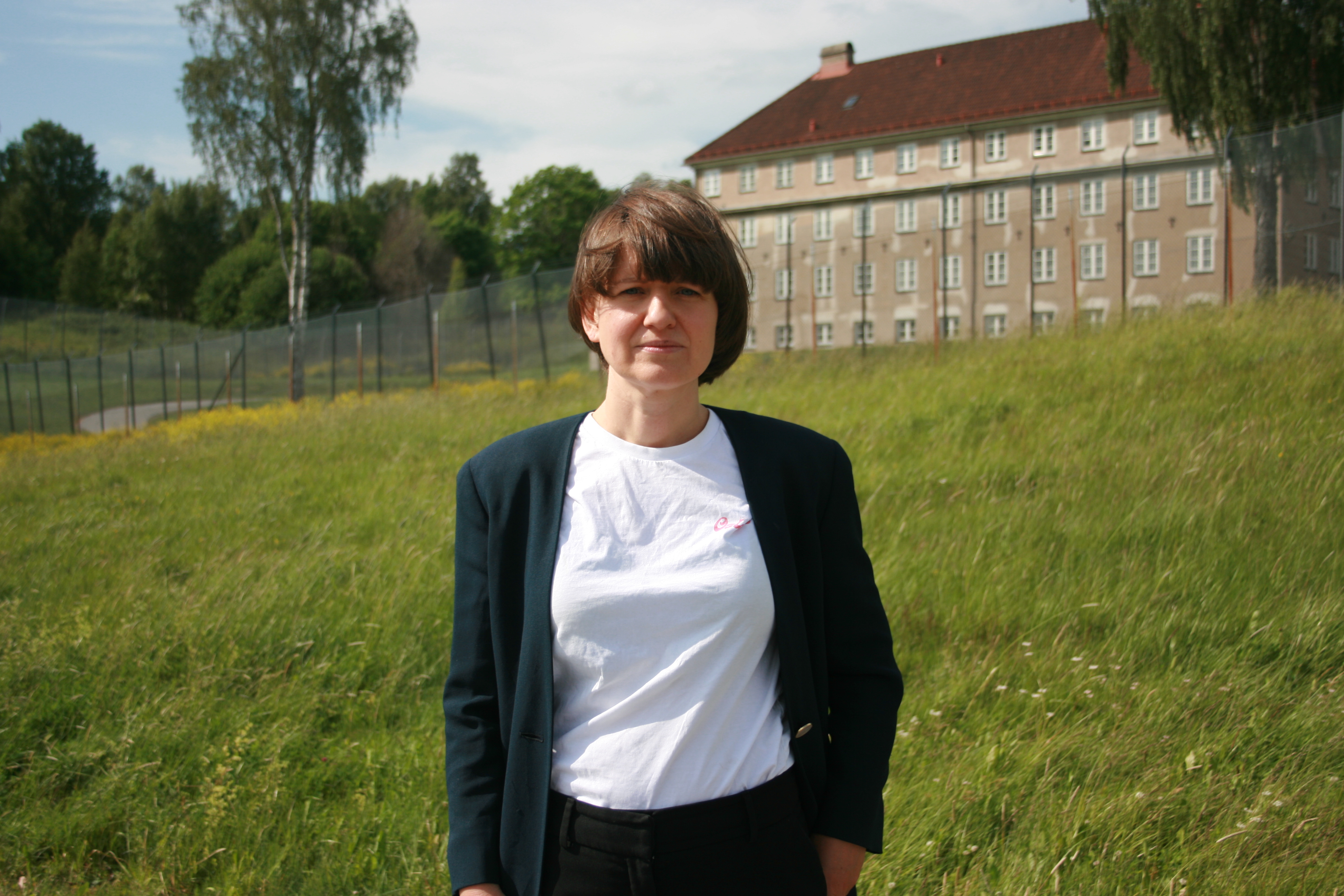 NATUR OG FENGSEL HÅND I HÅND: Oda Sjøvoll (SV) er kritisk til at natur eller soningsforhold må vike for hverandre i Statsbyggs forslag. Hun mener at det bør jobbes for å finne en løsning der både naturen og soningsforholdene ivaretas.