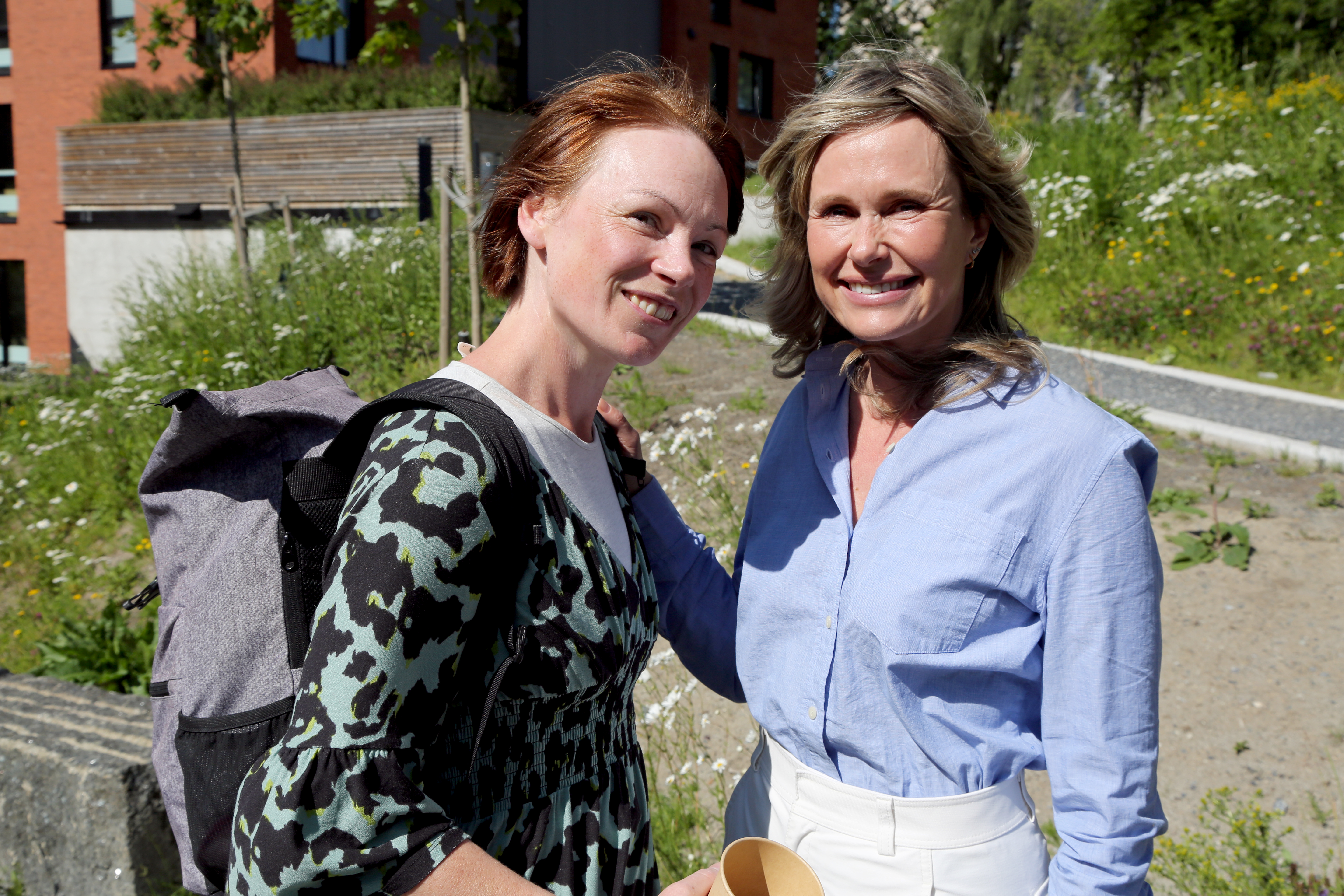 DANSET SAMMEN: Første møte for ordføreren på turen langs Alnaelva ble Silje Onstad Hålien, som hun tidligere hadde danset hallingdans med på Operataket.