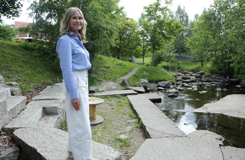 ELVEVANDRINGENS SLUTT: Der Alnaelva renner rolig mot Leirfossen er langt fra elvas endepunkt, men det var her vi tok farvel med ordfører Anne etter å ha vandret langs deler av hovedstadens lengste elv.