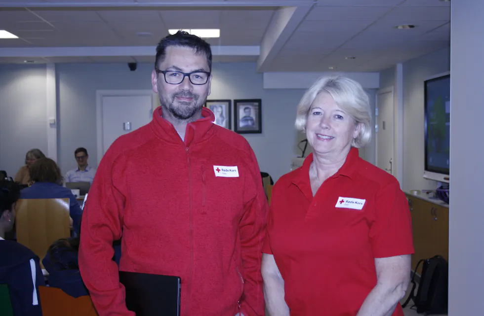 ØNSKER FLERE FRIVILLIGE: Thomas Wrigglesworth (t.v.) og Astrid Solberg i Oslo Røde Kors tok torsdag kveld turen til Bydel Bjerke for å oppmuntre flere til å bli frivillige.