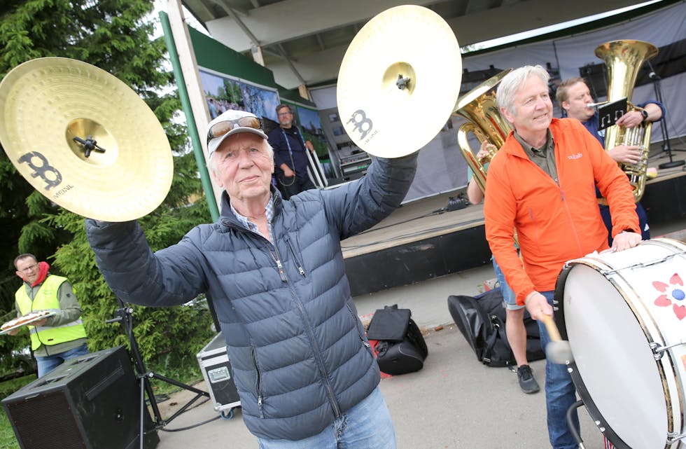 BRÅKETE BRØDRE: Jonny Jensen (t. v.) og Yngvar Jensen Opheim sørget for høyt lydnivå med sine instrumenter.