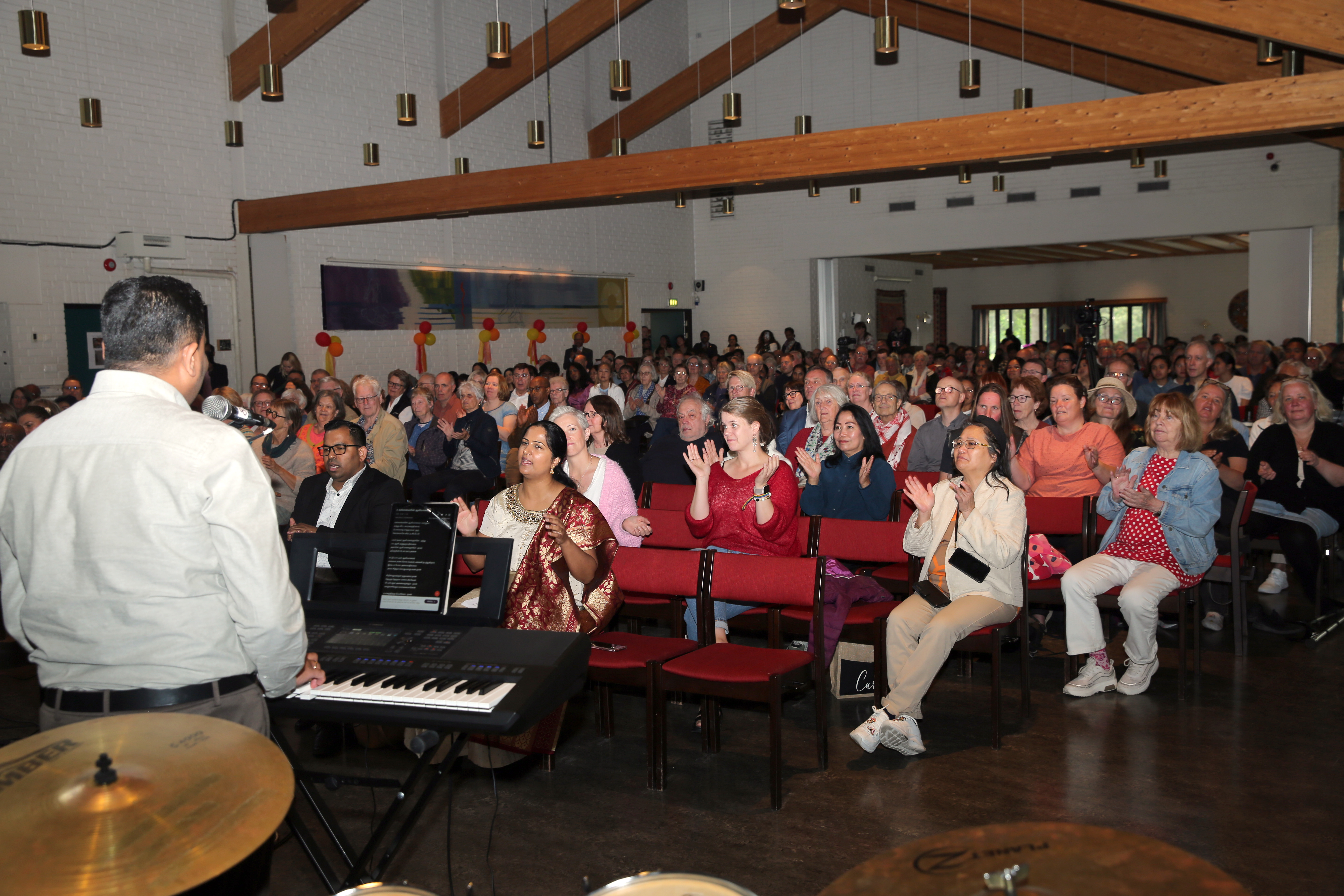FULLSATT KIRKE: Sjelden har vi sett flere til stede i Furuset kirke enn denne gangen.