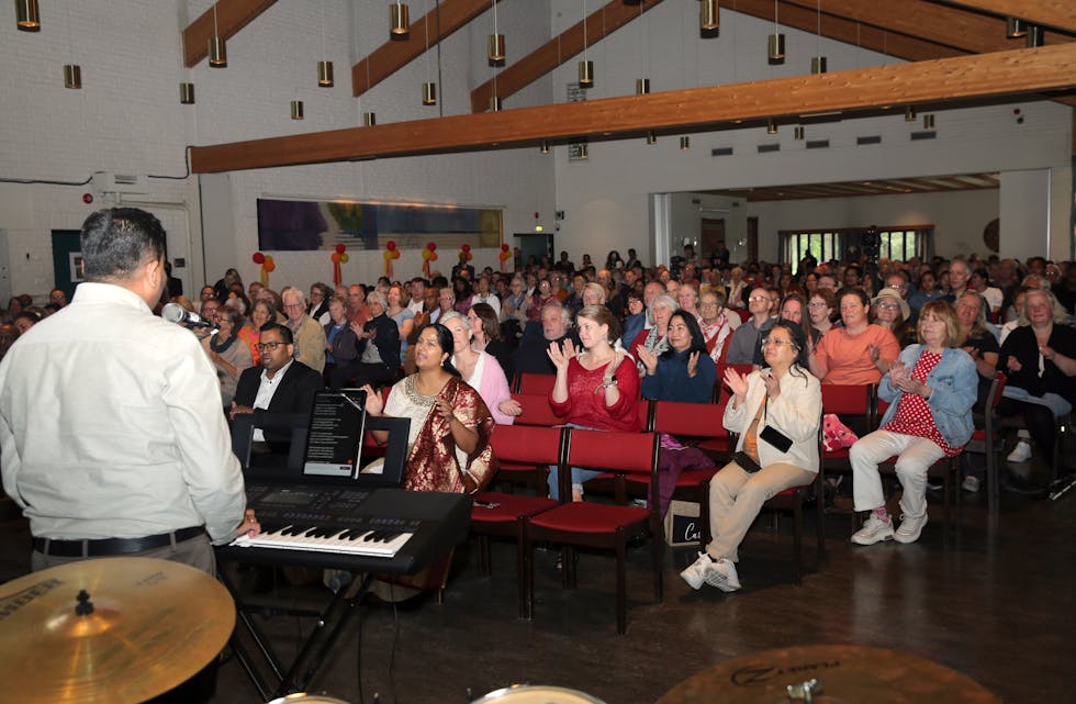 FULLSATT KIRKE: Sjelden har vi sett flere til stede i Furuset kirke enn denne gangen.