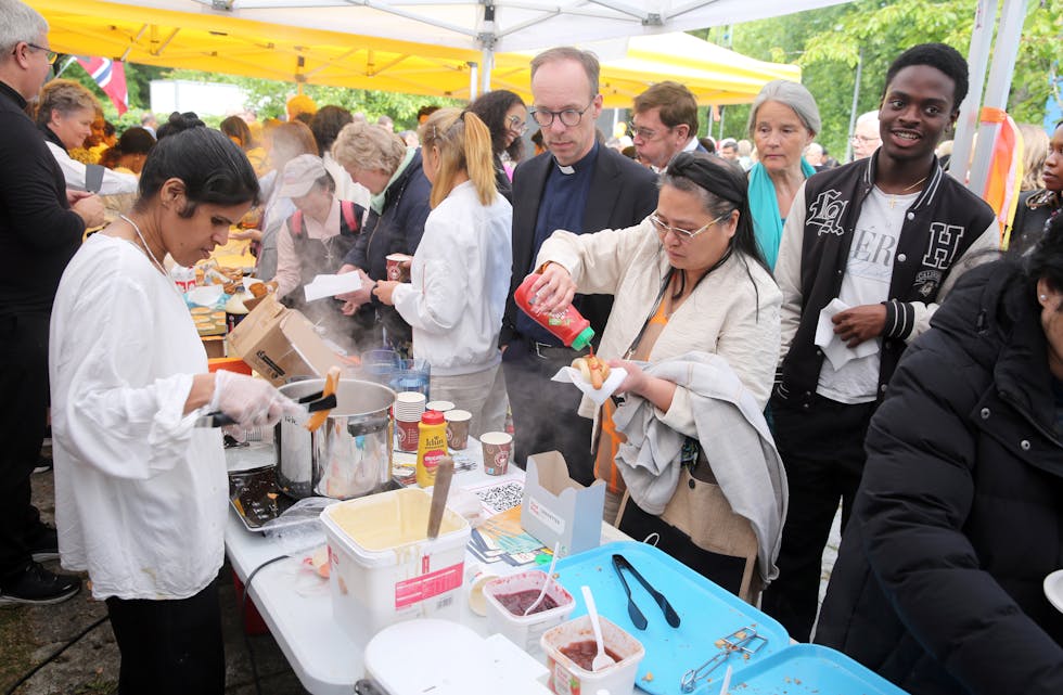 SULTEN PROST: Prost i Groruddalen prosti, Christofer Solbakken, var blant de mange som kunne kose seg med god mat, både internasjonale retter og den gode gamle pølsa!