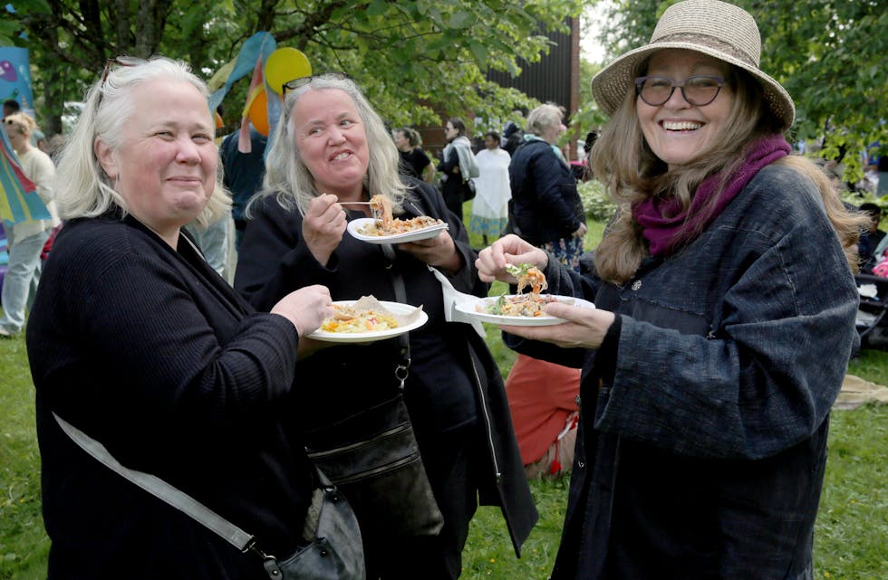 MATGLADE DELTAKERE: Denne trioen fra Grorud menighet tok turen til nabomenigheten i Furuset kirke og koste seg med god mat.
