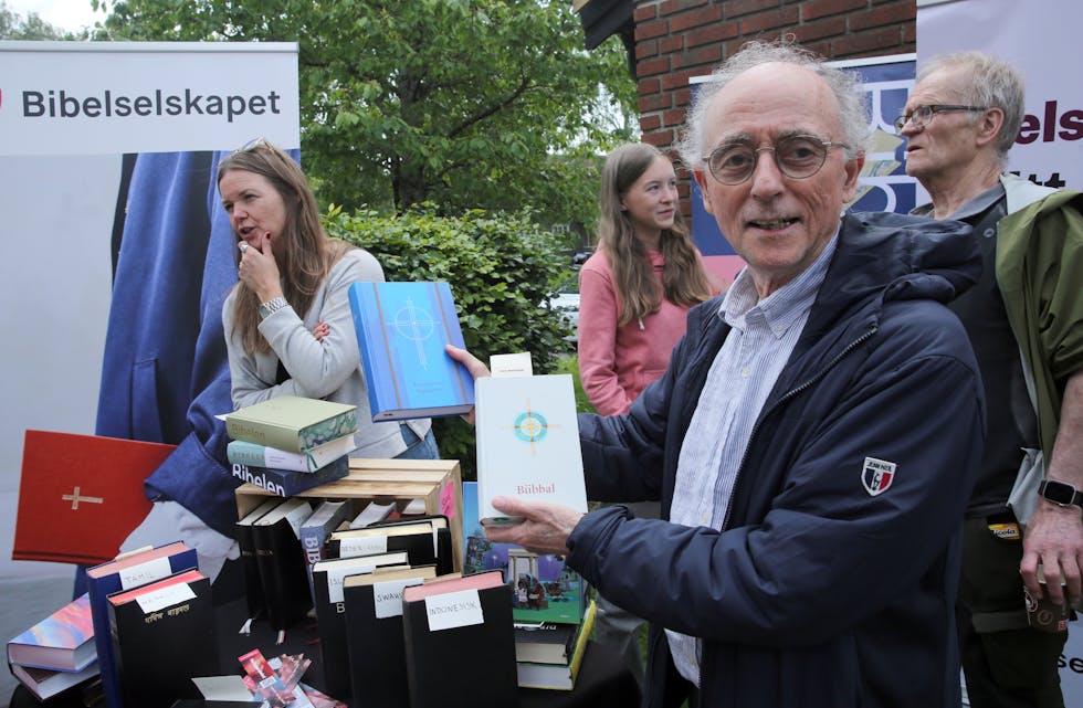 MANGE SPRÅK: Bjørn Edvard Engstrøm ble imponert over hvor mange språk Bibelen har blitt oversatt til. Her med både sør- og nordsamiske utgaver.