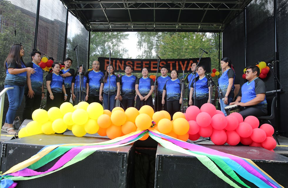 LANGVEISFARENDE SANGERE: Coro Cantabile fra Fillipinene underholdt også fra scenen ute.