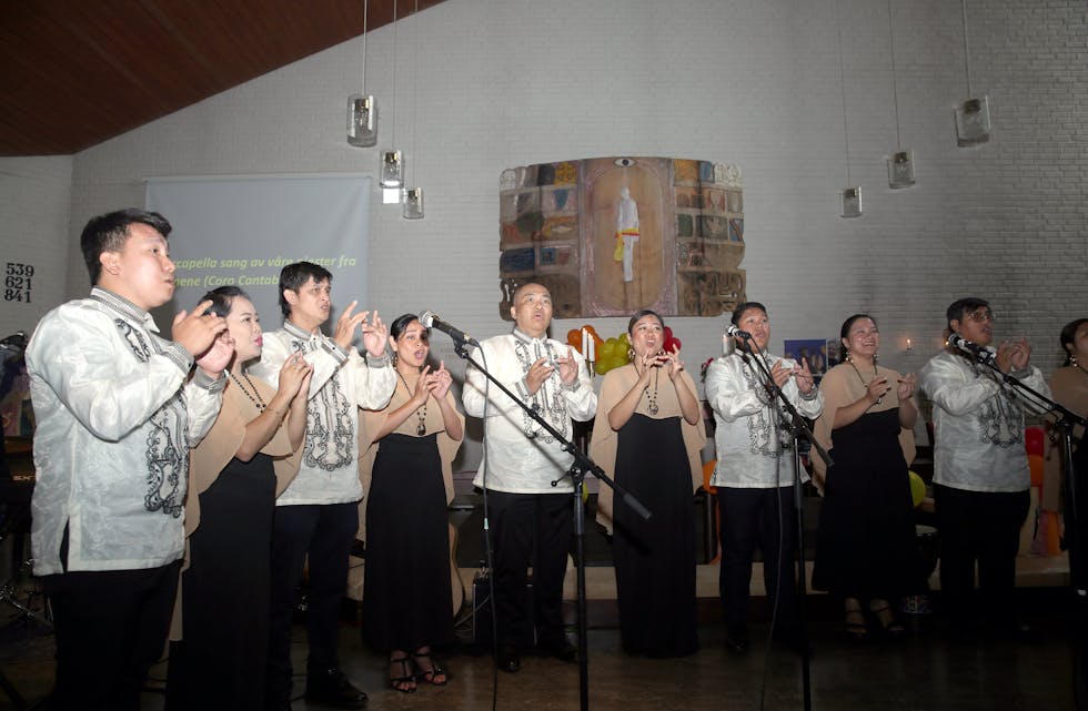 FREMRAGENDE SANG: Det fillipinske koret Coro Cantabile er muligens det beste koret som noensinne har sunget i Furuset kirke.