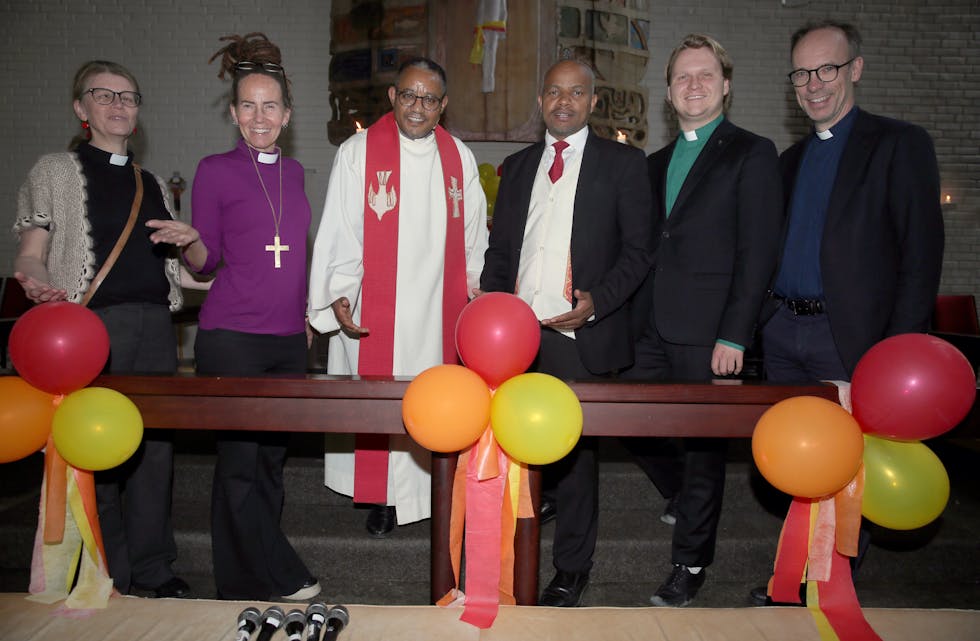 SMILENDE PINSEFJES: Sokneprest Klara Vogl (f. v.), biskop Sunniva Gylver, Kapellan Desalegn Mengesha Ayana, leder Lemma Desta i Norges Kristne Råd, kantor Mathias Kråkenes og prost Christofer Solbakken gledet seg over en fargerik pinsefestival.