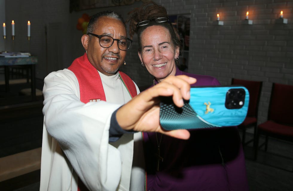 FULGTE TRENDEN: Kirkens forkynnere vet selvsagt også å ta en selfie. Kapellan i Ellingsrud og Furuset menighet, Desalegn Mengesha Ayana, sørget for å ta en med biskop Sunniva Gylver.