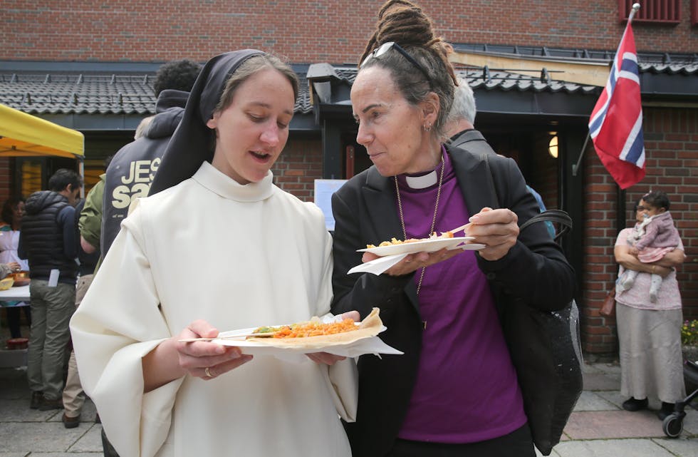 SULTEN GEISTLIGHET: Priorinne søster Ingeborg-Marie fra Lunden kloster, og biskop Sunniva Gylver, kunne diskutere både pinse og velsmakende mat under Pinsefestivalen.
