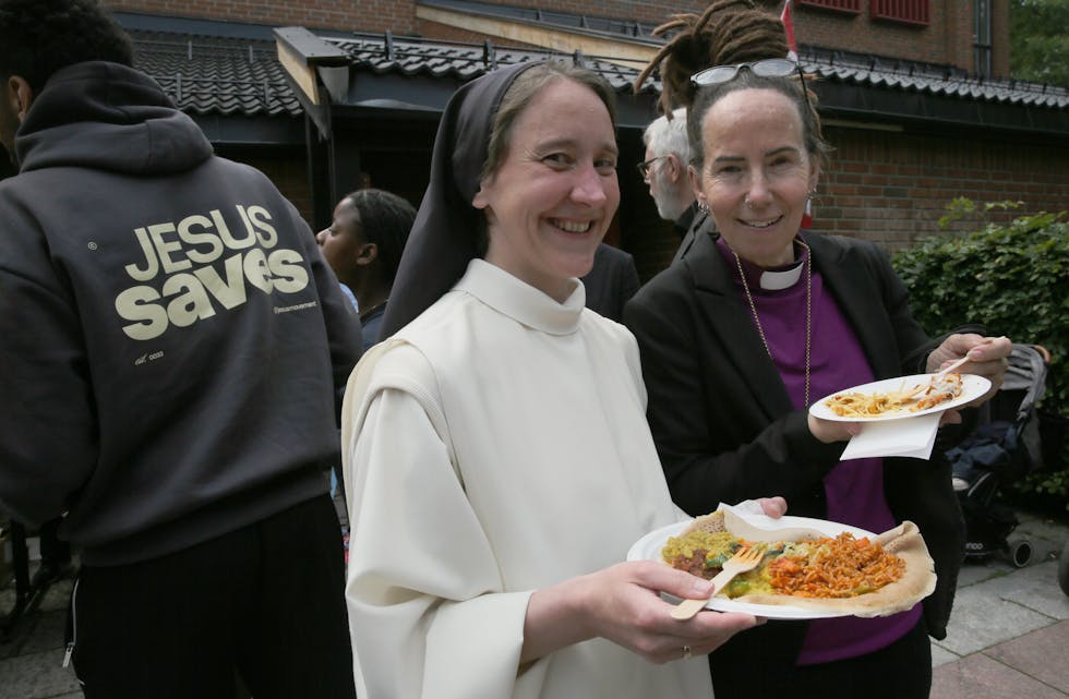BLID GEISTLIGHET: Priorinne søster Ingeborg-Marie fra Lunden kloster, og biskop Sunniva Gylver, storkoste seg både med pinsens budskap og god mat under Pinsefestivalen – og de er enige om beskjeden i bakgrunnen!