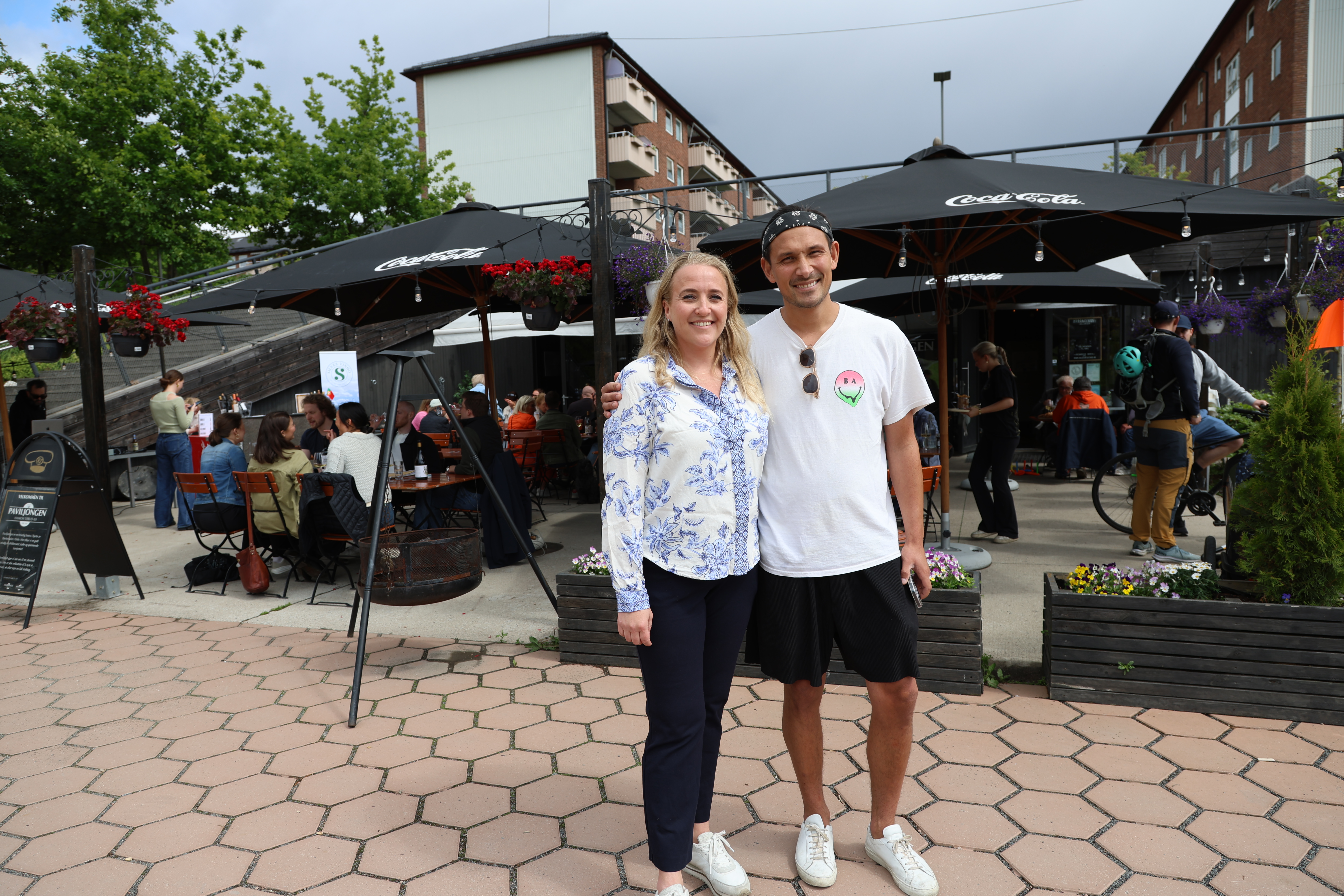 SOMMERSTEMNING I PARKEN: Camilla Schrøder fra Silves Vinho og Adrian Tærud fra Paviljongen inviterte til portugisisk vin, DJ og gode vibber i hjertet av Bjerkedalen. Foto: Tom Evensen.