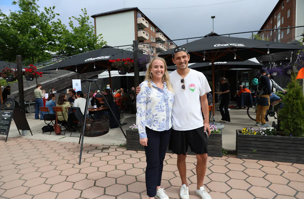 SOMMERSTEMNING I PARKEN: Camilla Schrøder fra Silves Vinho og Adrian Tærud fra Paviljongen inviterte til portugisisk vin, DJ og gode vibber i hjertet av Bjerkedalen. Foto: Tom Evensen.