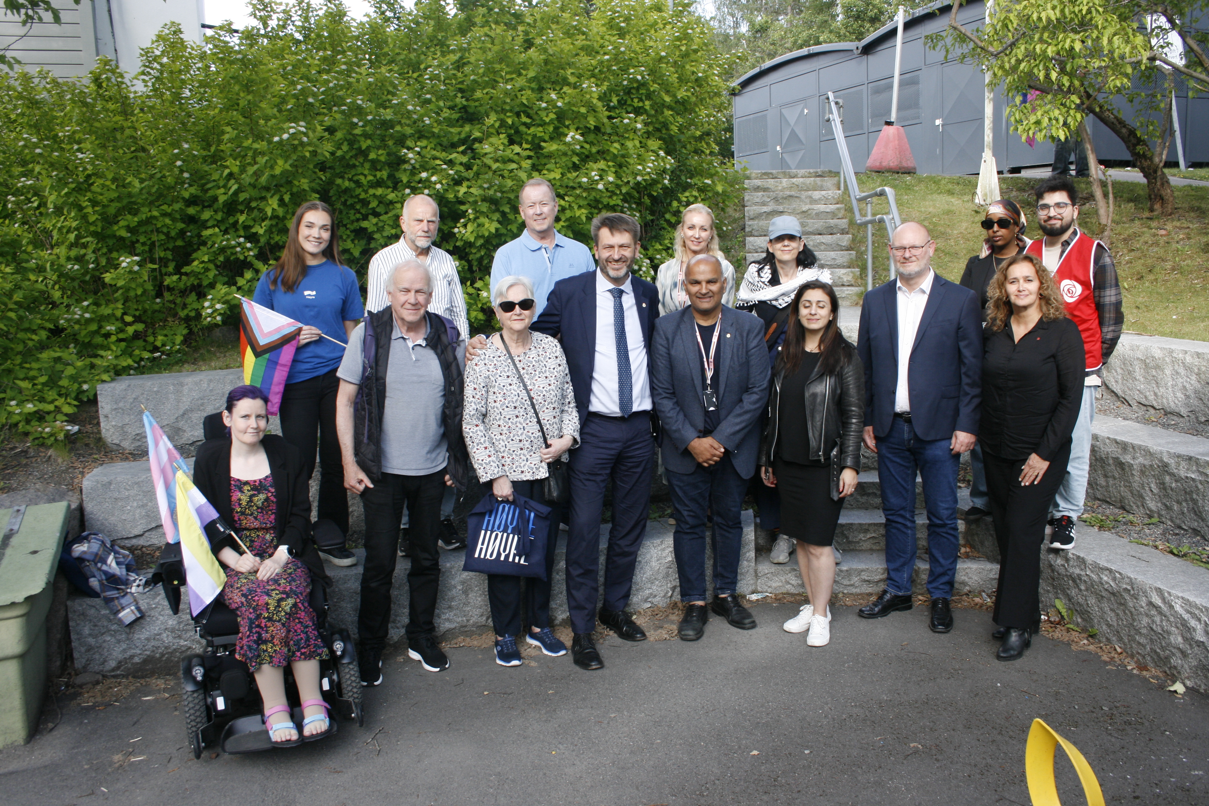 FEIRET MANGFOLDET: En gjeng med både lokalpolitikere og andre engasjerte lokale borgere tok turen for å se regnbueflagget bli heist over Stovner.