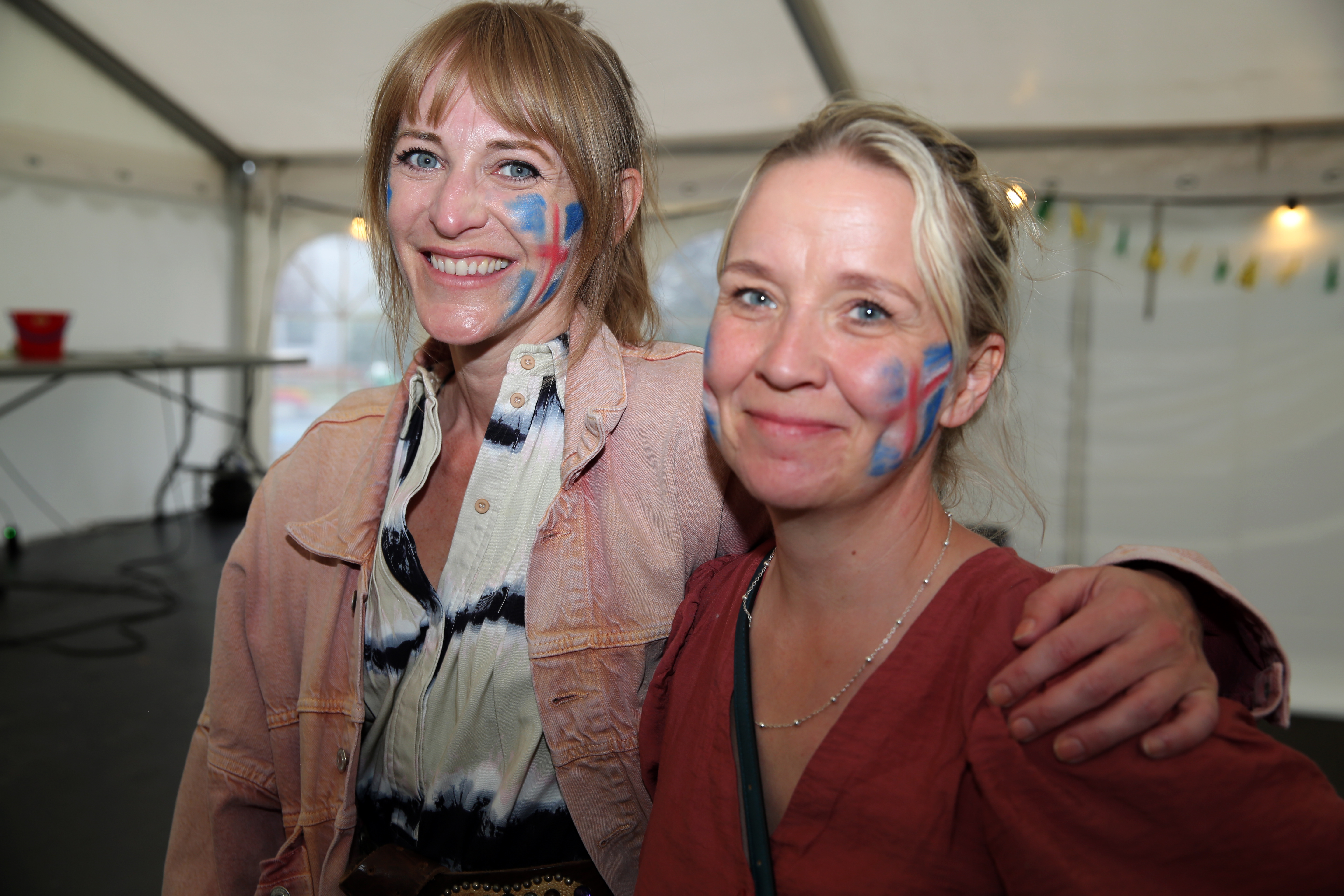 ISLANDSK FARGEGLEDE: De hadde malt seg med det islandske flagget og var til stede på den islandske nasjonaldagsfesten - men der var ikke Cecilie Andersen (t.v.) og Berglind Bragadottir lenge. Festen i borettslaget på Rødtvet lokket mest.