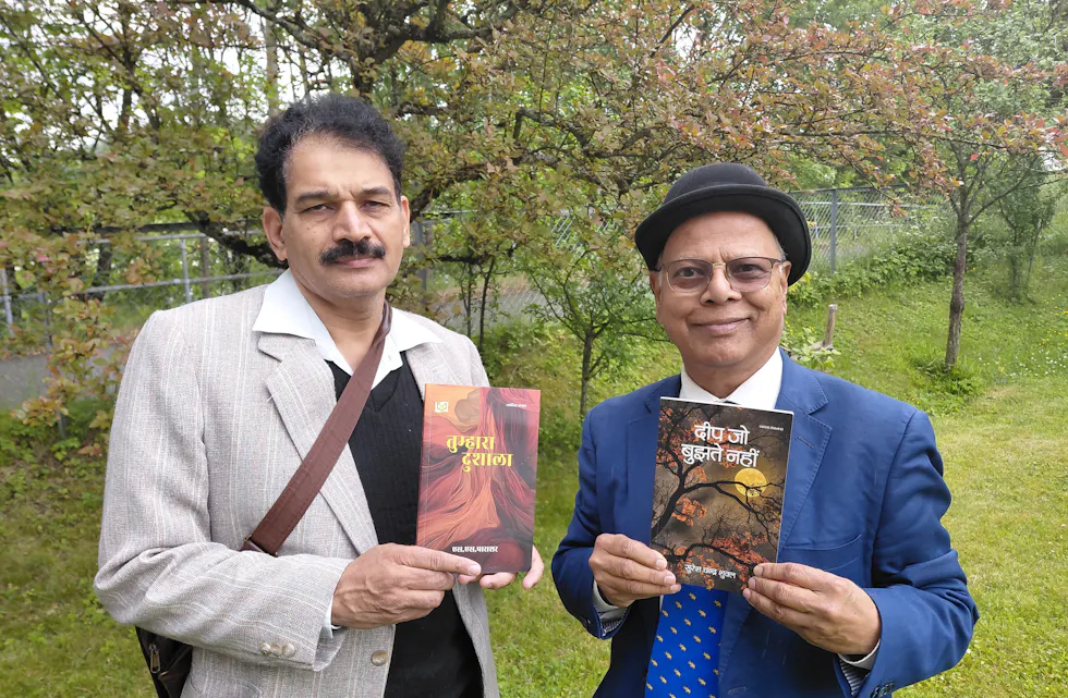 TO DIKTERE, TO BØKER: Shashi Swaroop Parashar (t.v.) og Suresh Chandra Shukla lanserte sine nyeste verk under forfatterkafeen på Veitvet.