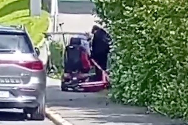 FASTKJØRT: En eldre kvinne i rullestol ble sittende fast i en henslengt elsparkesykkel midt på fortauet i Ammerudhellinga. En forbipasserende ungdom måtte trå til for å få henne løs. Foto: Rune Madsen.