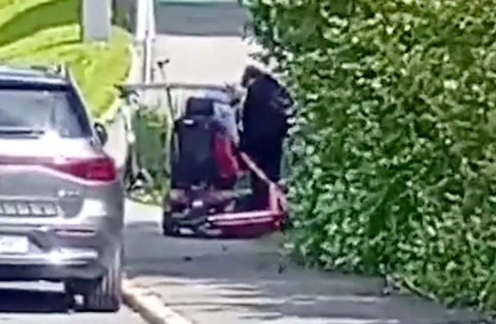 FASTKJØRT: En eldre kvinne i rullestol ble sittende fast i en henslengt elsparkesykkel midt på fortauet i Ammerudhellinga. En forbipasserende ungdom måtte trå til for å få henne løs. Foto: Rune Madsen.