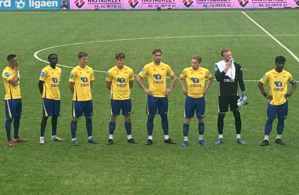 SKUFFET GJENG: Grorud-spillerne takket publikum lojalt for oppmøte etter kampslutt i Trondheim – med nok et surt tap i bagasjen. Foto: Grorud IL.