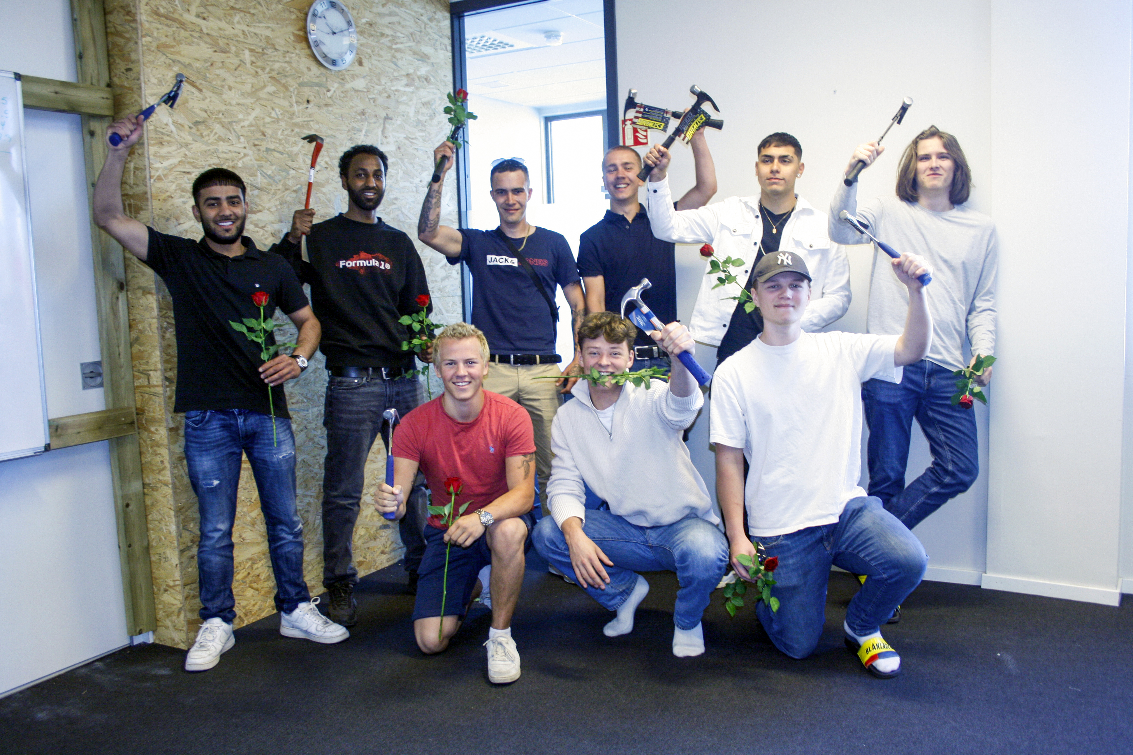 NYE FAGARBEIDERE: Denne gjengen har kommet seg trygt gjennom et temmelig tøft skoleår, og kan nå gjøre seg klare til å bli lærlinger. Bak fra venstre: 