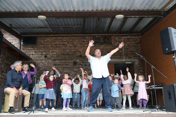 FOR STORE OG SMÅ: Stor trivsel for både barn og voksne på Tveten gård i helgen.