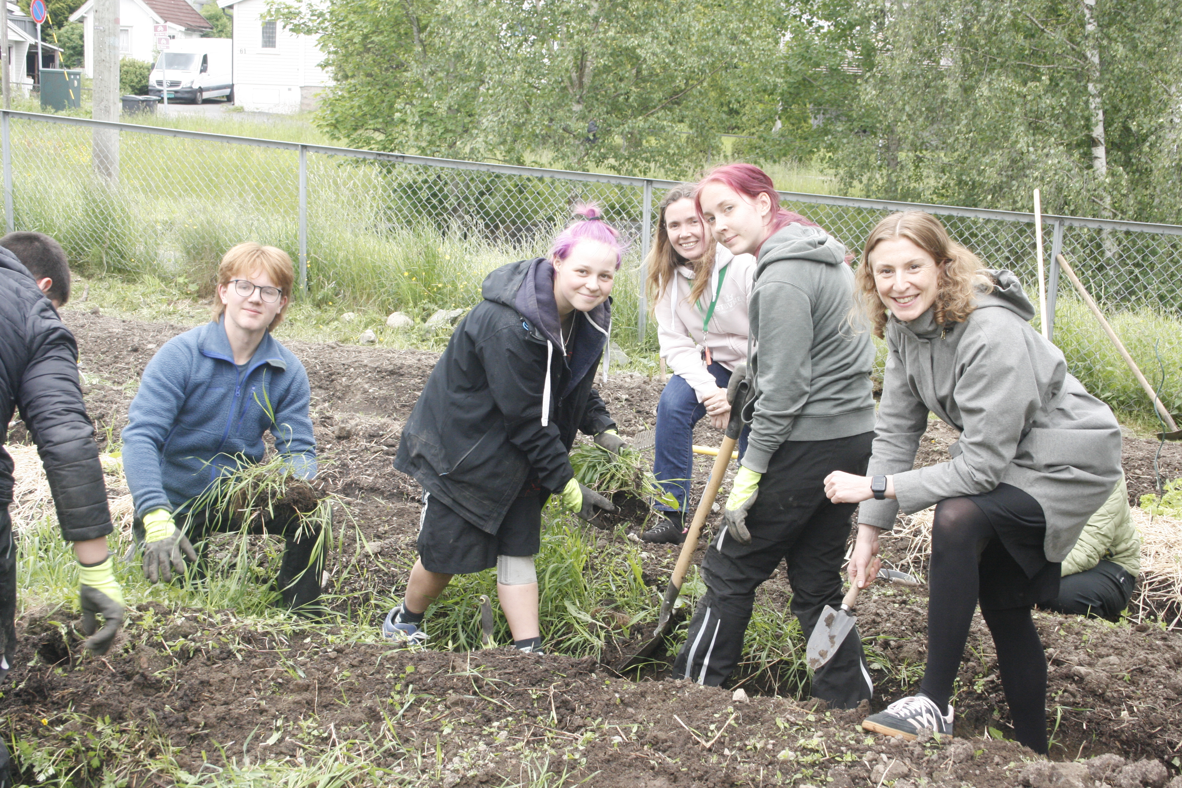 ET SPADETAK FOR STOVNER: Beskjeden om at naturbruk-tilbudet på Stovner vgs. kan ryke, faller ikke i god jord hos denne gjengen. Her fra venstre Aksel Fremming, Adele Nilsen, rektor Bronia Hamilton, Emma Beck og Sunniva Holmås Eidsvoll (SV).