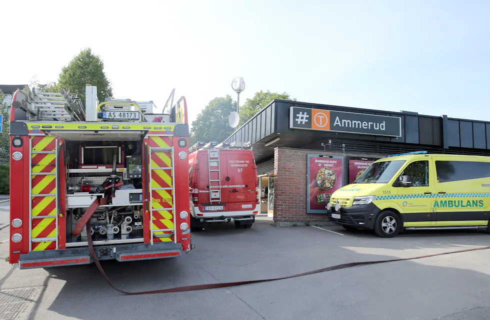 RASK ANKOMST: Nødetatene kom til Ammerud t-banestasjon i løpet av kort tid.