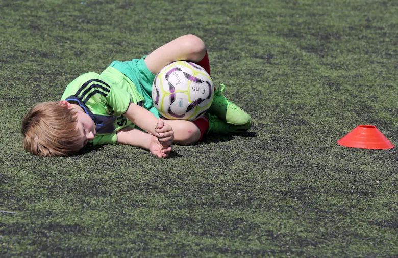 TAR PÅ: En fotballøkt i varmen er ikke bare, bare - men snart kan denne karen kanskje også ta seg en liten blund på gresset vinterstid når det blir undervarme!