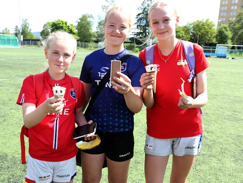 FORNØYDE ISKREMJENTER: Inga (12, f. v.), Hennie (12) og Caroline (13) gleder seg til en isfri bane om vinteren - og ikke minst en kald is etter en varm fotballøkt på sommercampen.