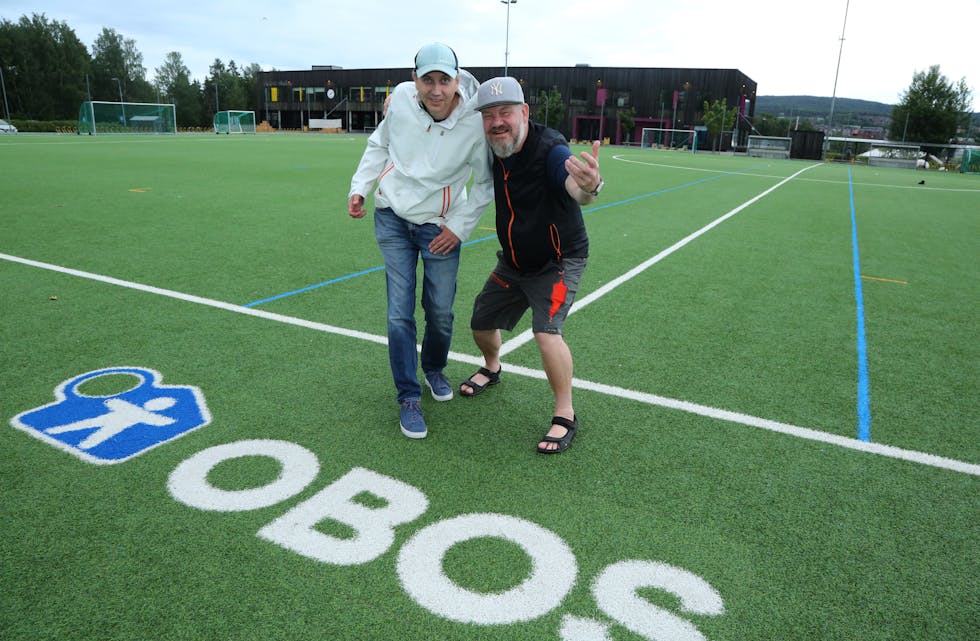 TAR GREP: Veitvet SK halverer medlemsavgiften og håper med det at flere barn og ungdom fortsetter med fotball i klubben og at det vil minske den økonomiske byrden mange av foreldrene kjenner på til daglig. Trener/lagleder for jenter 2018, Per Atle Aaslid (t. v.) og styreformann i Veitvet SK, Lars Erik Fuglesang, er optimister på klubbens vegne.