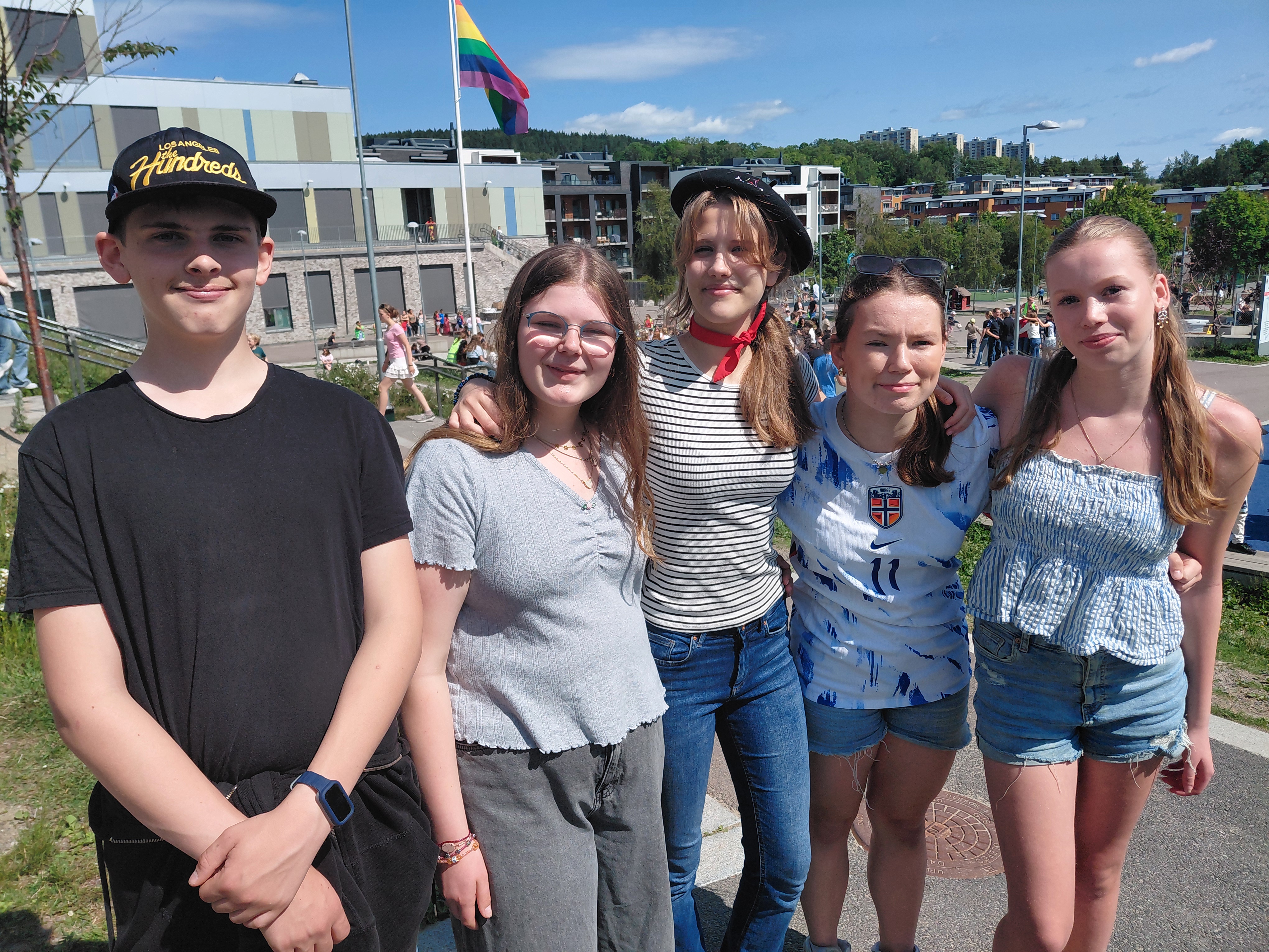 FOR FATTIGHUSET: William Gebecke (14, t.v.), Elisabeth Fredriksen Næss (14), Joy Pauline Damy (15), Nora Cecilie Haugan Øverli (14) og Selja Tofte Haga (15) løp for en god sak i Bjerkedalen park, og det sammen med resten av elevene og ansatte ved skolen. 