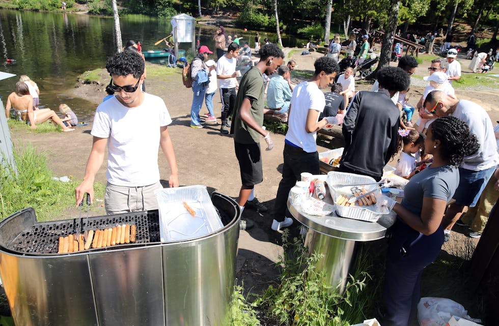 GRILLENDE FRIVILLIGE: Mange flotte ungdommer hjelper til og sørger for at friluftsdagen til Wild X blir en suksess.