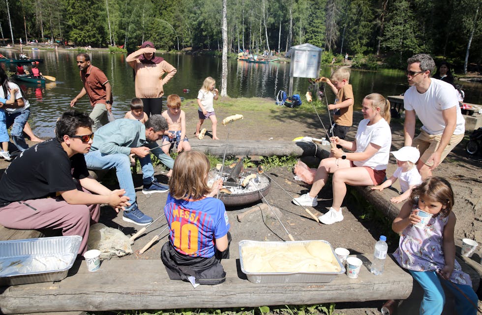 FRITT VALG: Enten fikk du ferdig grillet pølse i lompe – eller du kunne ta frilufts- og villmarksvarianten og grille den selv over bålet.