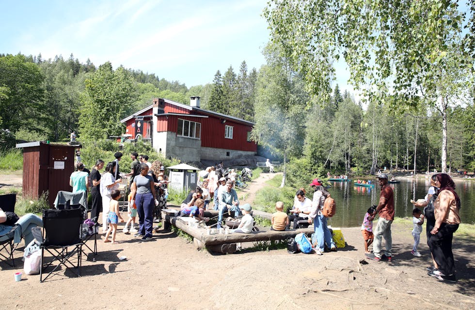 KOS RUNDT BÅLET: Grilling av pølser ved vannet på en deilig sommerdag – bedre blir det ikke.