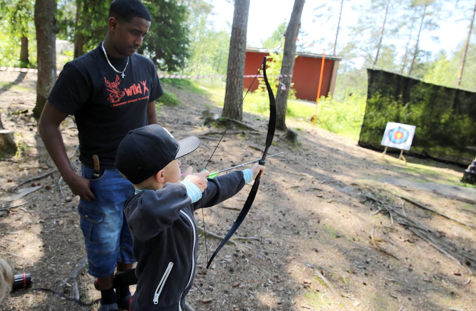 FULL KONSENTRASJON: Bueskyting ble umiddelbart populært under friluftsdagen.