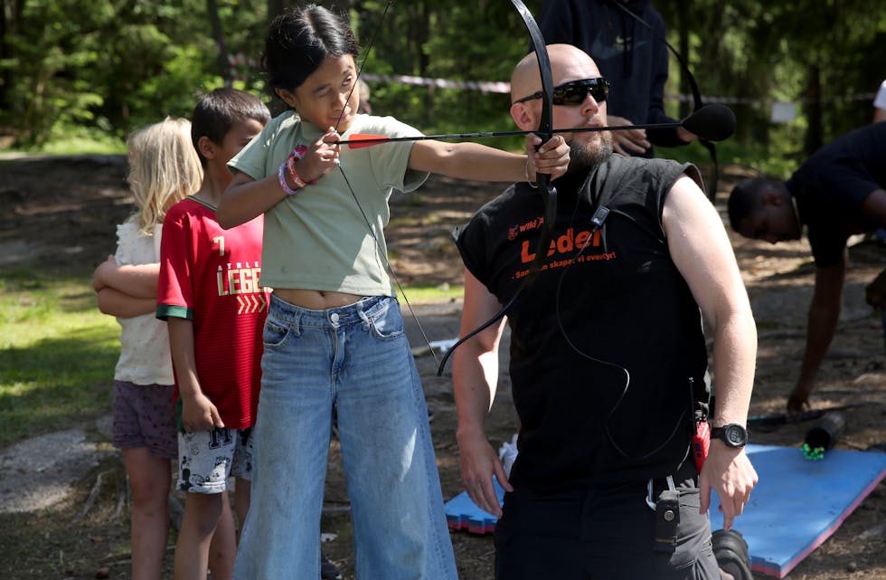 MOT BLINK: Aktivitetsleder Erik Jor Gromstad i WIld X instruerer i bueskyting under friluftsdagen ved Isdammen – det var kanskje den mest populære aktiviteten for dagen.