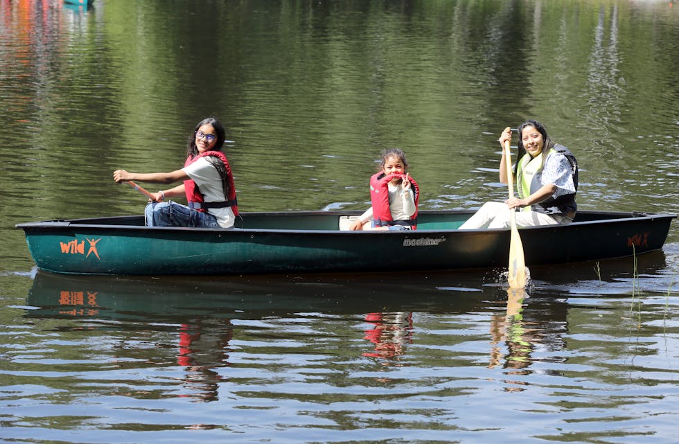 NYOPPDAGET PERLE: Aarshu (11), Aanshi (5) og Gita Agi kommer fra Nepal og har bodd på Bjerke en god stund – men det var først sist helg de oppdaget Isdammen! De koste seg på kanotur og skal garantert besøke Isdammen flere ganger.