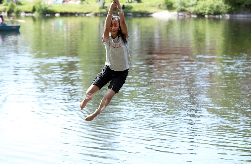 HENGENDE JENTE: Rida (9) følte seg aller lykkeligst da hun kunne henge i et rep over vannet.