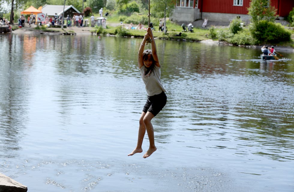 GLAD JENTE: Khadija (8) følte også lykke ved å sveve over Isdammen.