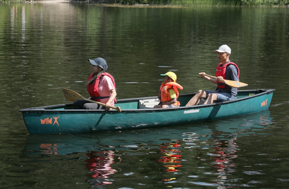 PÅ VANNET: En kanotur på Isdammen er en hyggelig opplevelse.