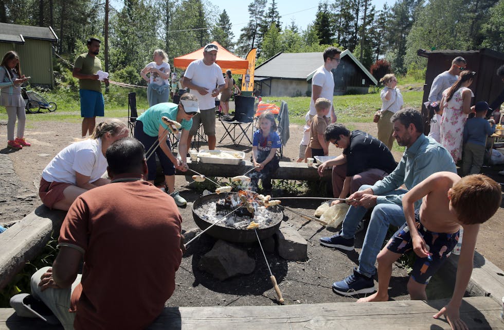 FELLES GRILLING: Samlet ved bål og grilling fører til samtaler – og nye bekjentskaper.