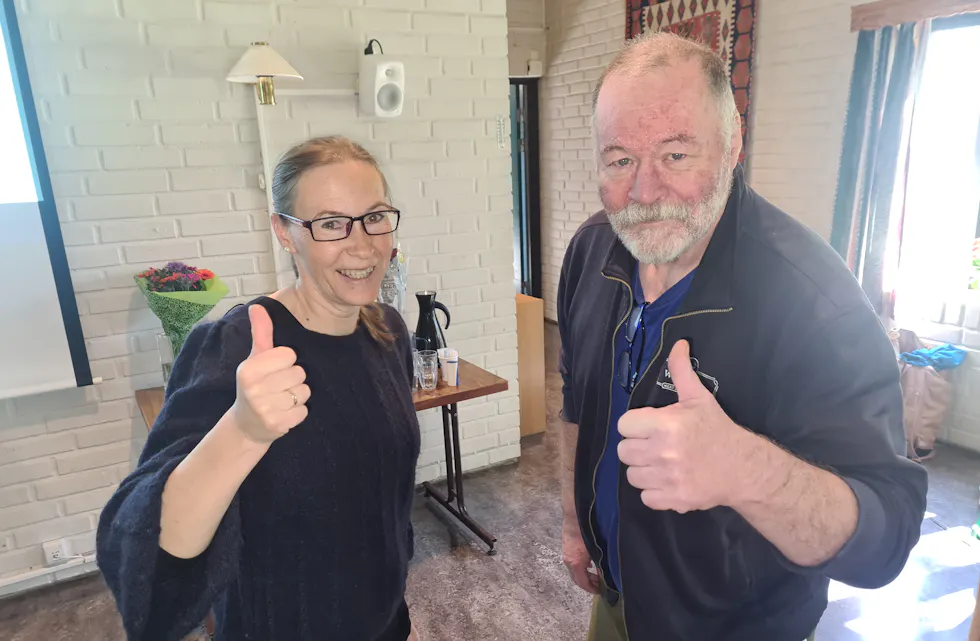 DALEN SETT FRA FRIMERKEHJØRNET: Journalist Rolf Erik Wulff sto for historietimen på formiddagstreffet i Furuset kirke forrige uke – og denne gangen var historien limt fast i små papirbiter. Her sammen med diakon Cate-Helen Andersen.