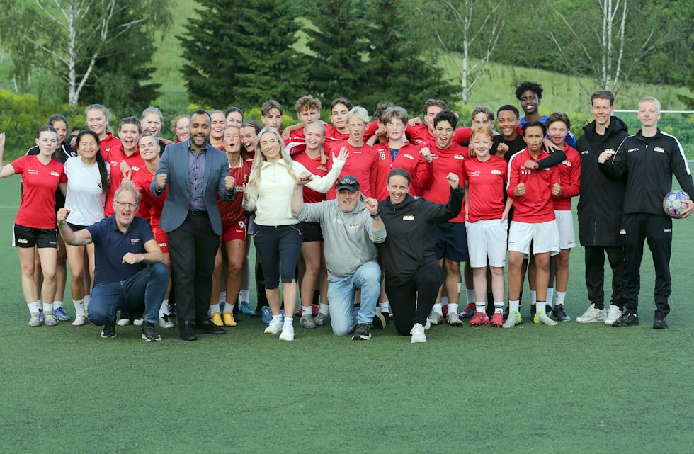 GODT MOTATT: De Årvoll-spillerne som hadde trening på Årvollbanen da nyheten komom at det nå blir undervarme på banen, kunne juble sammen med Magne Brekke, generalsekretær i Oslo Idrettskrets (f. v), nestleder i Aps bystyregruppe, Abdullah Alsabeehg, idrettspolitisk talsperson i Frp, Ingeborg Bjørnevik, styremedlem i Årvoll fotball, Svein Ove Valan og styreleder i Årvoll IL, Line Ulberg Tveiten. Flere av spillerne ga uttrykk for hvor deilig det skal bli å kunne trene skikkelig gjennom hele vinteren.
