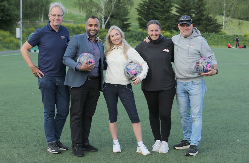 Magne Brekke, generalsekretær i Oslo Idrettskrets (f. v.), nestleder i Aps bystyregruppe, Abdullah Alsabeehg, idrettspolitisk talsperson i Frp, Ingeborg Bjørnevik, styreleder i Årvoll IL, Line Ulberg Tveiten og styremedlem i Årvoll fotball, Svein Ove Valan.