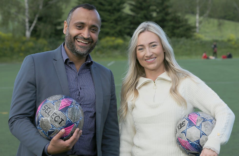 GLADE GIVERE: Abdullah Alsabeehg (Ap) og Ingeborg Bjørnevik (Frp) kom med den gode nyheten til Årvoll IL kvelden før den offisielle bekreftelsen.