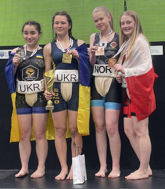 Tuva på prispallen i U23-klassen (50 kg): Gull- og sølvmedaljene gikk til utøvere fra Ukraina. Bronsemedaljene ble delt mellom Tuva Bjørseth Janssen (Norge, NBF/OBK) og en deltaker fra Polen.