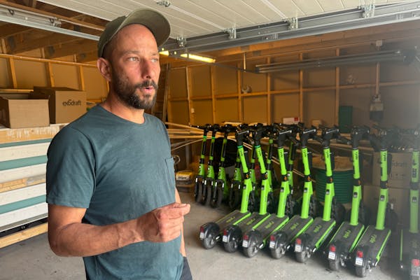 UENDRET: Ammerudsletta borettslag og styremedlem Bilal Ishqair har ingen planer om å heise det hvite flagget. I garasjen er det god plass, sier han.