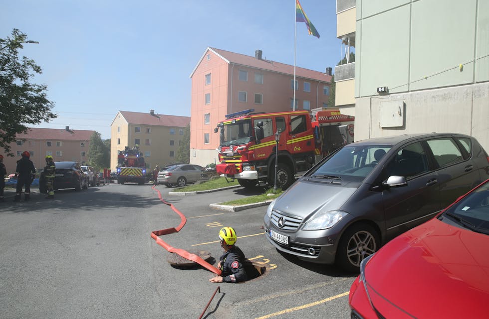 STORT OPPBUD: Det var et strot oppbud av politi, brannfolk, røykdykkere og helsepersonell.
